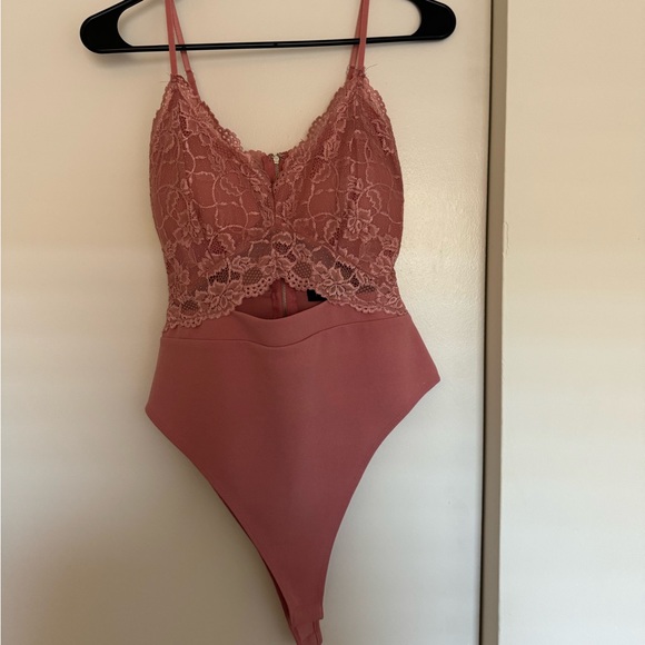 Super cute bodysuit never been worn - Picture 2 of 4